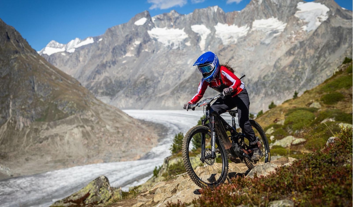 Anna Spielmann vor dem Aletsch-Gletscher (Foto: Seb Schieck)